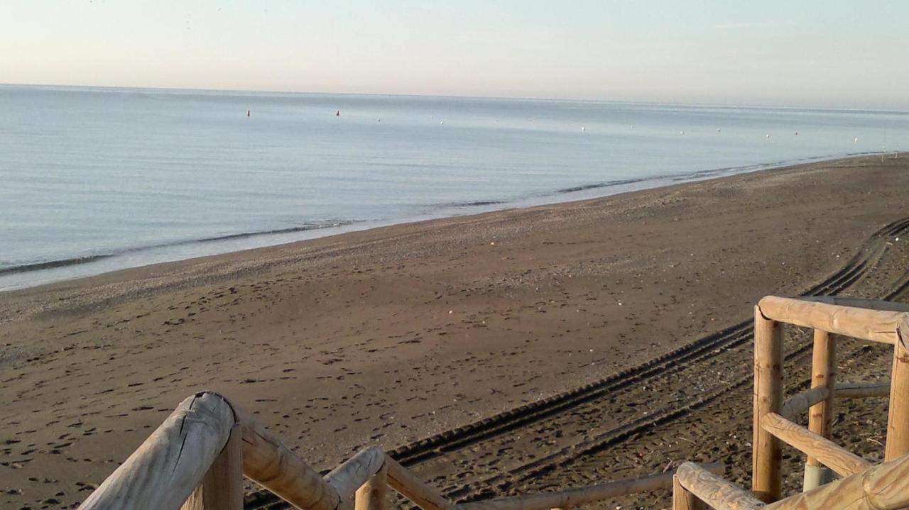 Apartamento Valle-Niza: Beachfront Retreat in Velez-Malaga Exterior photo