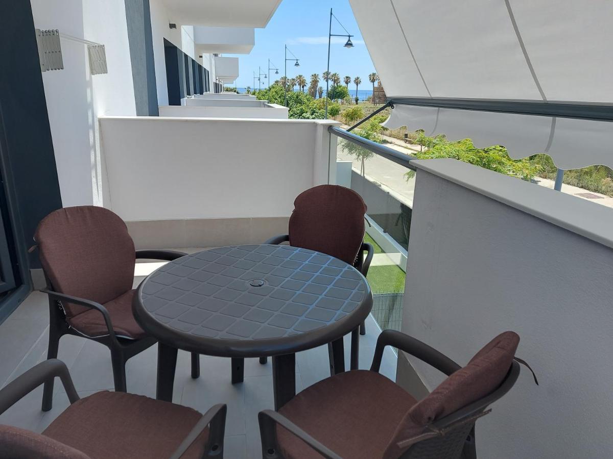 Apartamento Valle-Niza: Beachfront Retreat in Velez-Malaga Exterior photo