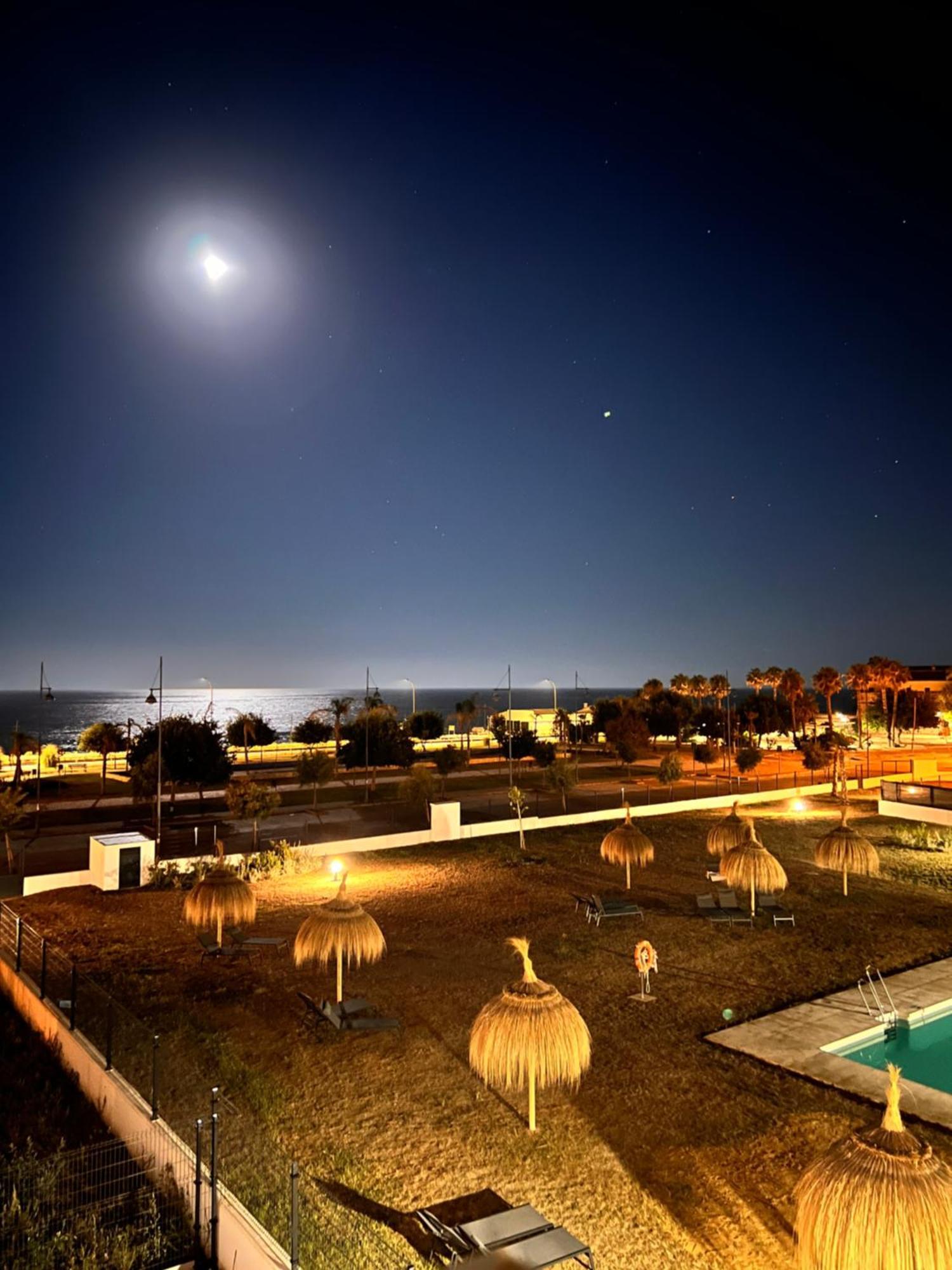 Apartamento Valle-Niza: Beachfront Retreat in Velez-Malaga Exterior photo